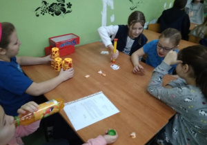 Dziewczyny grające w „5 sekund”.