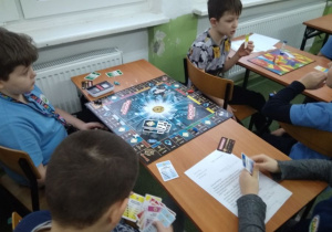 Grający chłopcy.