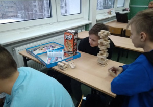 Dwóch chłopców grających w „Jenga”.