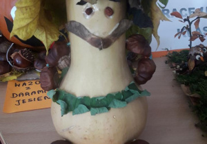 Pan Ptyś - postać wykonana z dyni, liści, kasztanów.