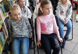 Uczniowie słuchają prelekcji ornitolog
