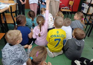 Uczestnicy świetlicy odpowiadają na pytania dotyczące zimowych bajek i baśni