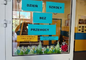 Wejście do szkoły z napisem "Dzień Szkoły bez Przemocy"