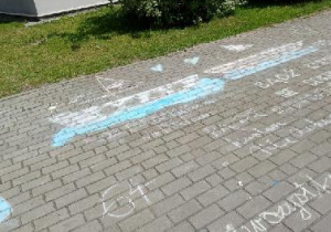 Rysunek wykonany kredą na chodniku