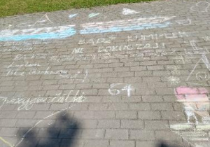 Rysunek wykonany kredą na chodniku