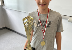 Kacper z pucharem i medalem