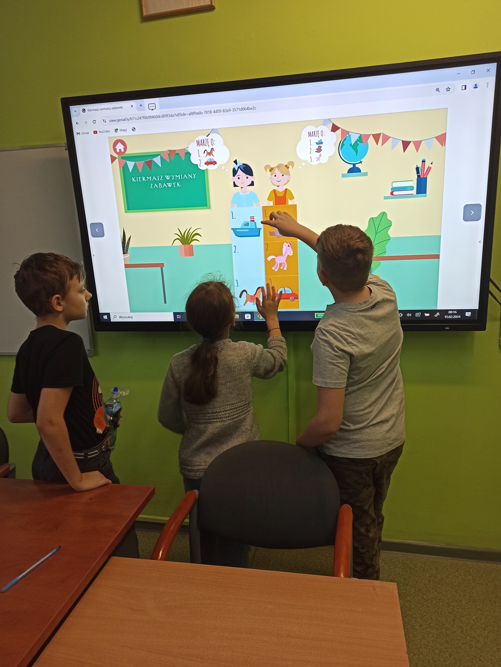 Uczniowie grają w gry na stronie Ekoeksperymentarium