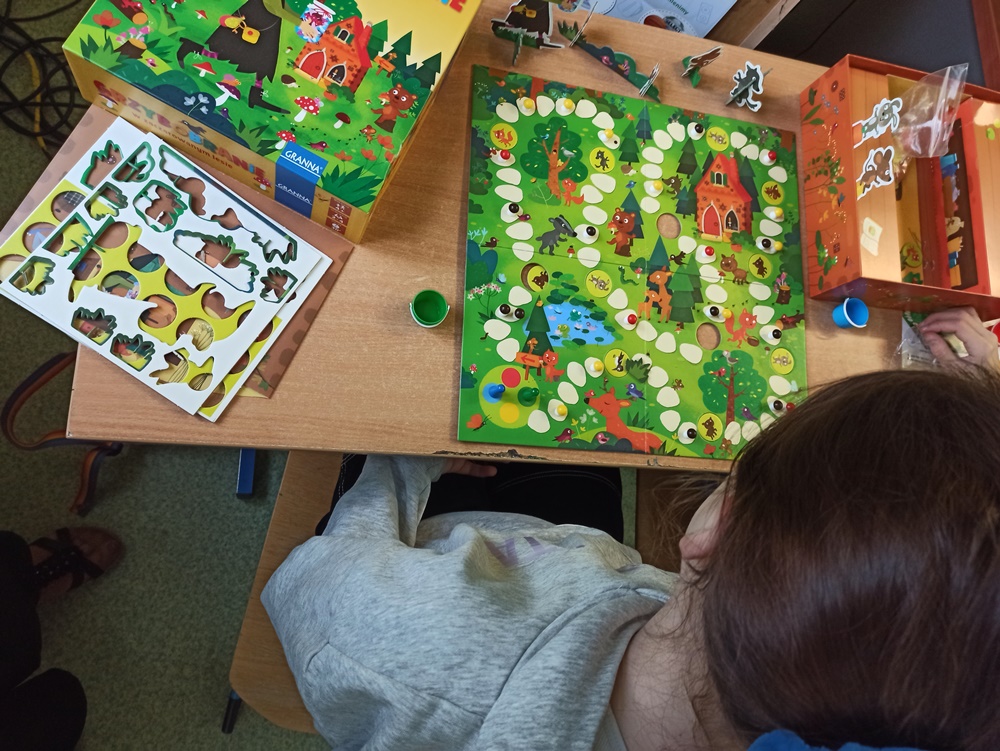 Uczniowie grają w ekologiczne gry planszowe