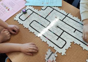 Układanie z puzzli trasy dla ozobota
