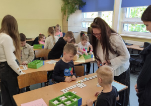 Przedszkolaki pod okiem starszych koleżanek programują ozoboty