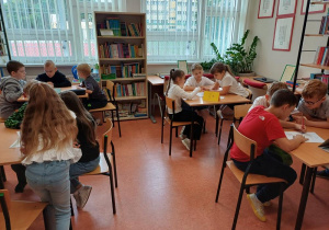 Uczestnicy konkursu rozwiązują zagadki czytelnicze