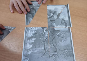 Uczestnicy konkursu układają puzzle tematyczne