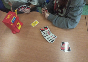 Granie w grę "Uno".