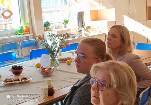 Pani wicedyrektor i przedstawicielki Rady Rodziców oglądają prezentację dotyczącą promocji zdrowia w szkole