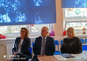 Pani dyrektor wraz z gośćmi uczestniczy w prezentacji działań prozdrowotnych podejmowanych w szkole i środowisku