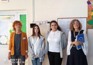 Nauczycielki i uczennice prezentują przykładowe działania z zakresu promocji zdrowia w szkole.