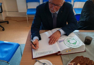 Pan wicekurator Jarosław Krajewski wpisuje się do szkolnej kroniki.