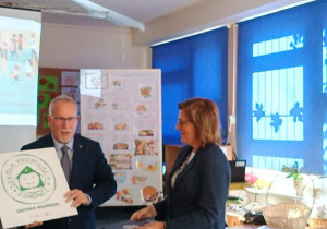 Pan wicekurator przekazuje pani dyrektor Certyfikat Szkoły Promującej Zdrowie.