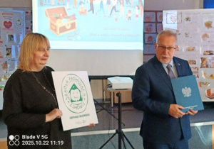 Pan kurator i pani wizytator prezentują Certyfikat i pamiątkową tablicę
