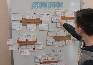 Szkolna mini-galeria przedstawiająca prace uczniów.