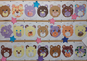 Wystawa indywidualnych prac uczestników świetlicy "Dzień Misia Pluszowego" (technika wyklejana)