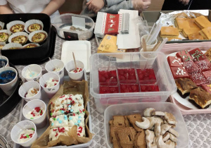 Stół ze słodkimi przysmakami