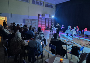 Dziadkowie oglądający i słuchający występów swoich wnuków