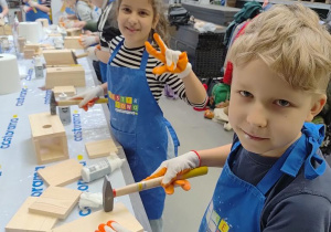 Grupa uczniów łączy elementy budki.