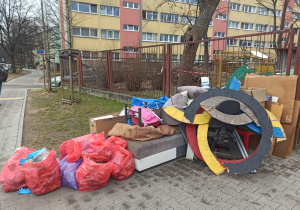 Śmieci zebrane wokół szkoły podczas akcji i złożone w jednym miejscu