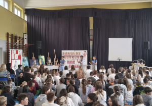 Występ taneczny uczennic z klasy 5a