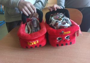 Pluszowe koszyczki, a w nich piórniczki