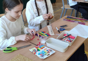 Dziewczynki tworzą model roweru z dostępnych materiałów