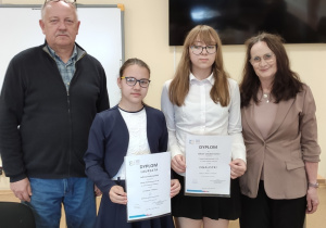 Nagrodzone uczennice wraz z organizatorami Konkursu