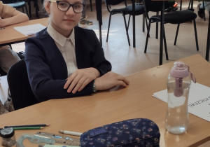 Uczennica w oczekiwaniu na rozpoczęcie Konkursu