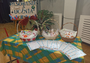 Upominki i dyplomy dla nauczycieli od Samorządu Uczniowskiego