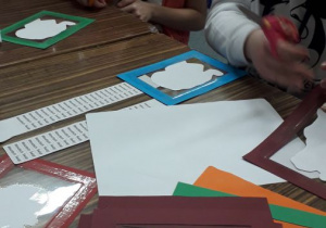 Uczniowie łączą poszczególne części i tworzą kartki.