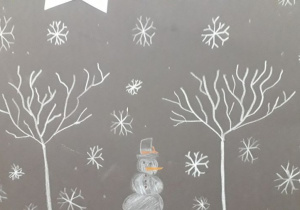 Praca kredą białą na czarnym brystolu „Zimowe drzewa”.