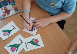Tworzenie kartek przez uczniów w zbliżeniu.