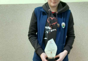 Maja ze statuetką z podziękowaniami za zdobycie złotego medalu na Mistrzostwach Polski Juniorów młodszych w 2019 i osiągnięcie wysokiego wyniku klasyfikacji Systemu Sportu Młodzieżowego dla Województwa Łódzkiego w 2019 roku.