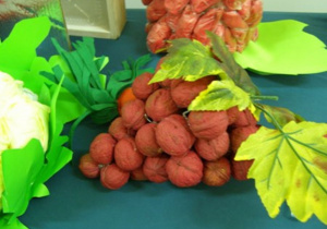 Model winogrona wykonany z orzechów.