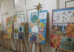 Wystawa prac uczniów „Sprzątanie świata” na korytarzu szkoły.