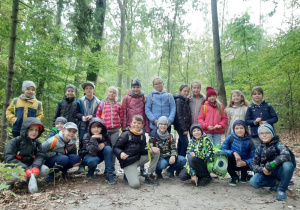 Zdjęcie zachwyconych uczestników wycieczki do płuc Łodzi - lasu w Łagiewnikach.