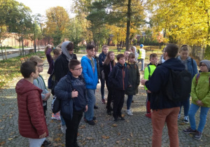 Grupa uczniów wraz z przewodnikiem w Parku Źródliska