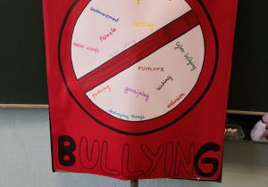 Plakat na temat przeciwdziałania przemocy w szkole w języku angielskim.