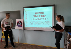 Dwoje uczniów przedstawia prezentację w języku angielskim.