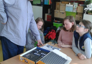 Kierownik Pracowni Edukacji Przedzawodowej pokazuje dzieciom schemat elektryczny.