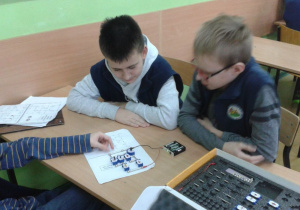 Chłopcy z klasy VIc sprawdzają poprawność wykonania zadania.