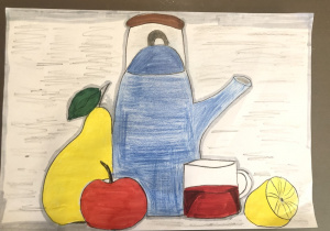 Rysunek kompozycji wykonany kredkami: gruszka, jabłko, połówka cytryny, szklanka oraz czajnik.