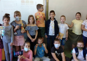 Grupa uczniów ubrana w stroje w kropki