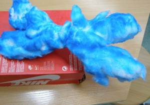 Niebieski model chromosomu wykonany z waty